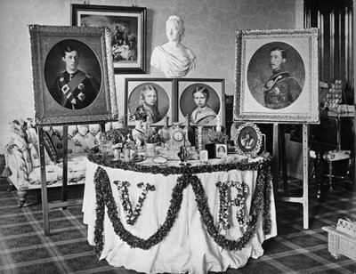 Il tavolo del compleanno della Regina, Castello di Balmoral, 24 maggio 1873 da English Photographer